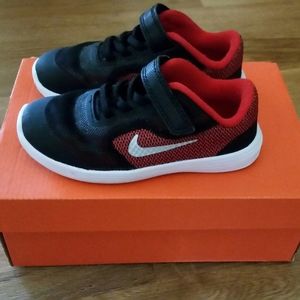 Very nice Toddler boys Nike size 9c shoes EUC